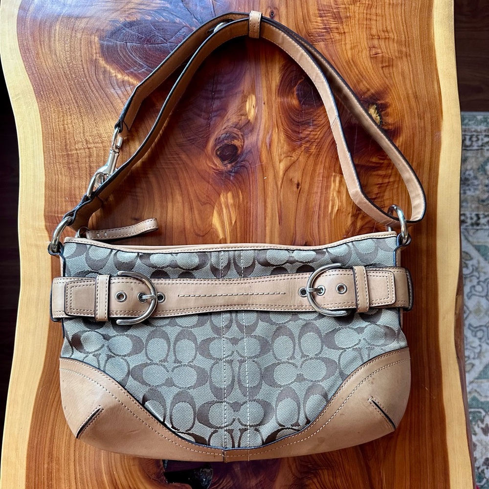 Coach Signature Shoulder Bag Signature Leather F07077